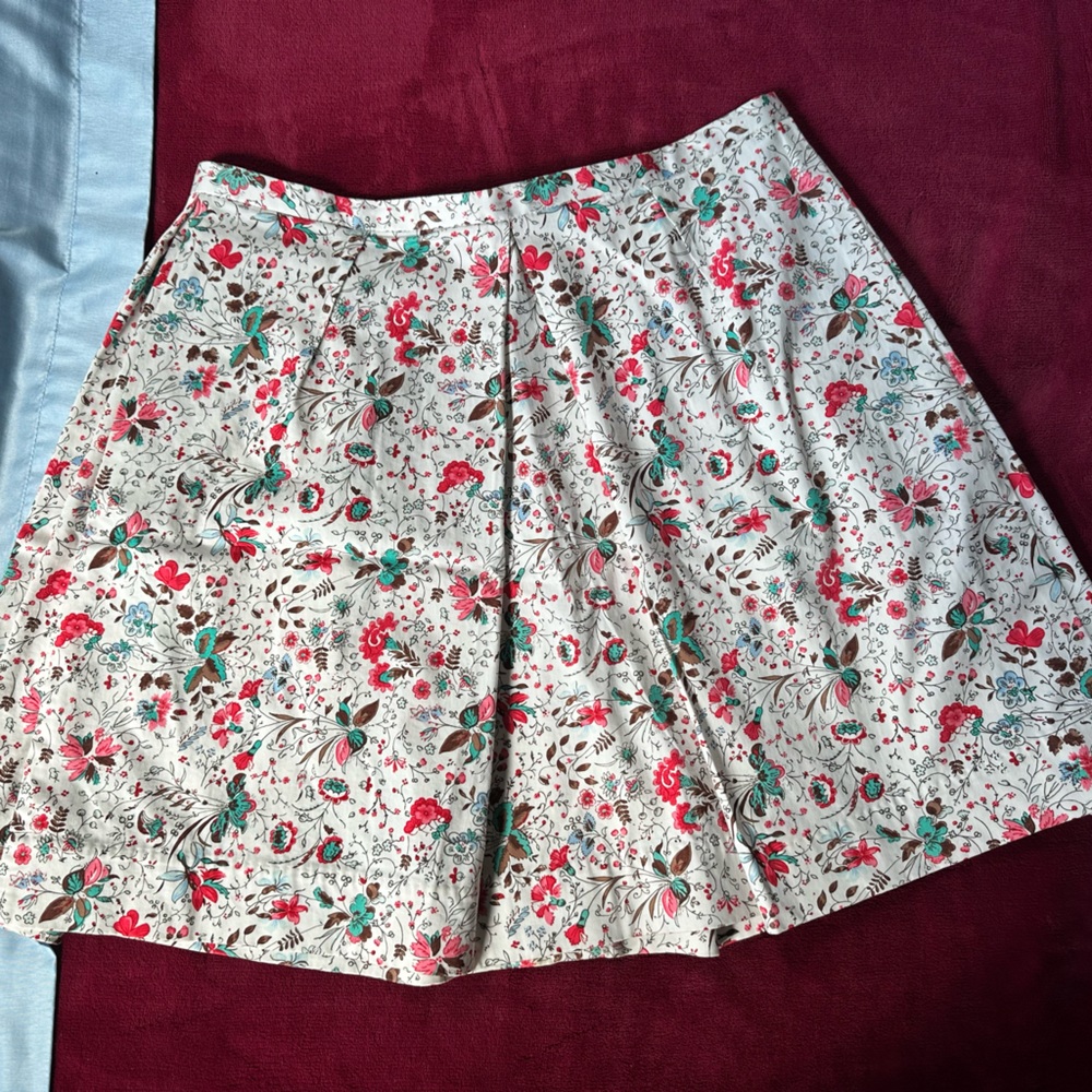 Gap Size 4 pleated skirt with the most adorable fabric!
